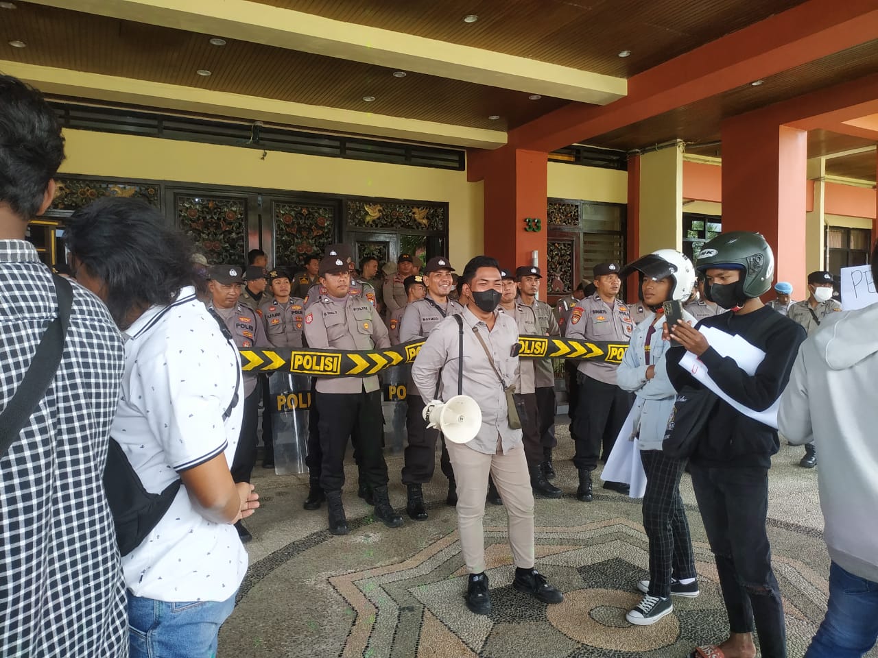 Demo Terkait, Wajib Memakai Seragam Batik Produk Daerah Sumenep 