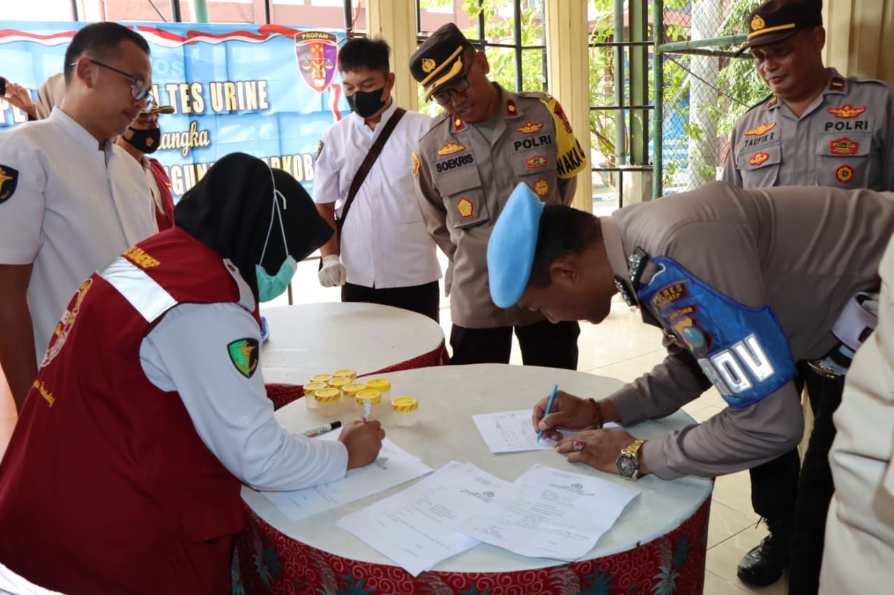 Tes urine Polres Sumenep