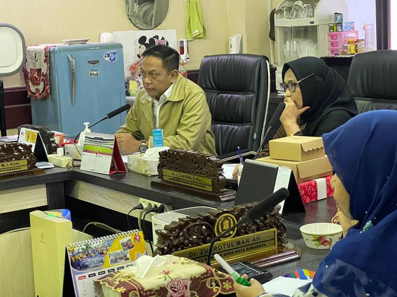 Rapat koordinasi Komisi B DPRD Surabaya bersama Kominfo Pemkot Surabaya 