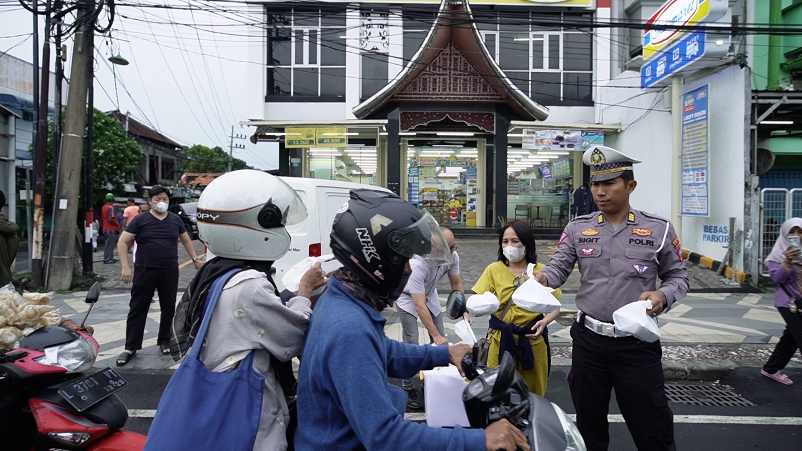 Satlantas Polrestabes Surabaya bagikan takjil kepada pengguna jalan