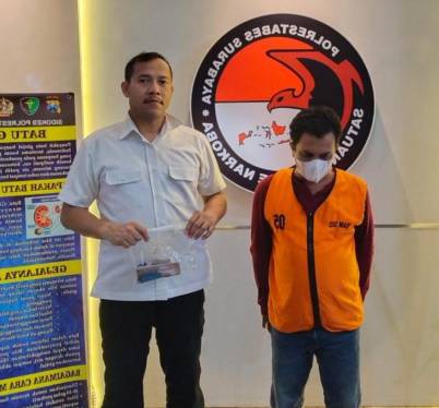 Tersangka penjual sabu didampingi anggota narkoba Polrestabes Surabaya