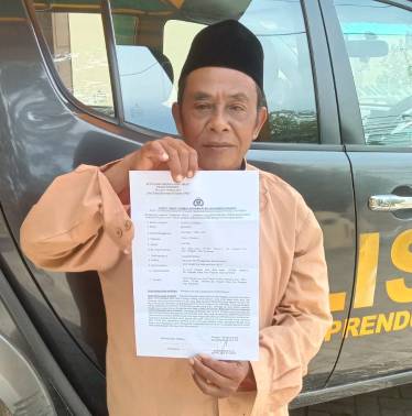 Korban menunjukkan bukti laporan polisi