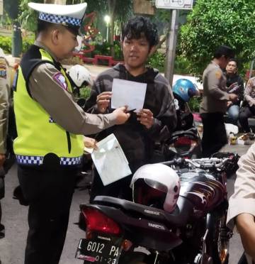Satlantas Polrestabes Surabaya menindak tilang kendaraan dengan knalpot brong