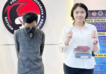 Tersangka didampingi polisi wanita