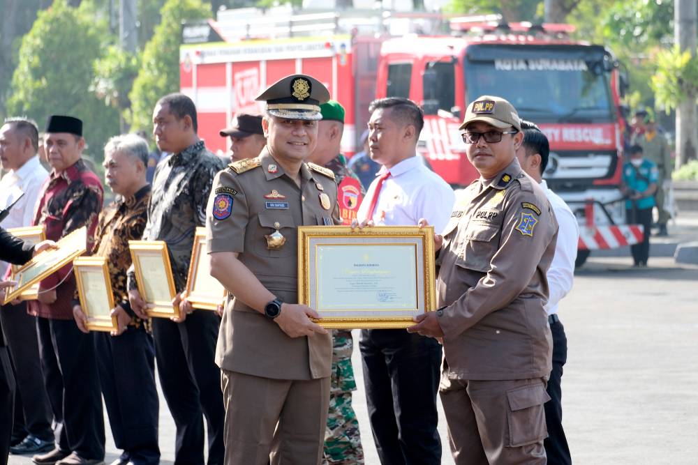 Wali Kota Surabaya Eri Cahyadi turut memberikan 15 penghargaan.