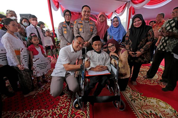 Wali Kota Surabaya Eri Cahyadi bersama Ketua Tim Penggerak (TP) PKK Kota Surabaya Rini Indriyani