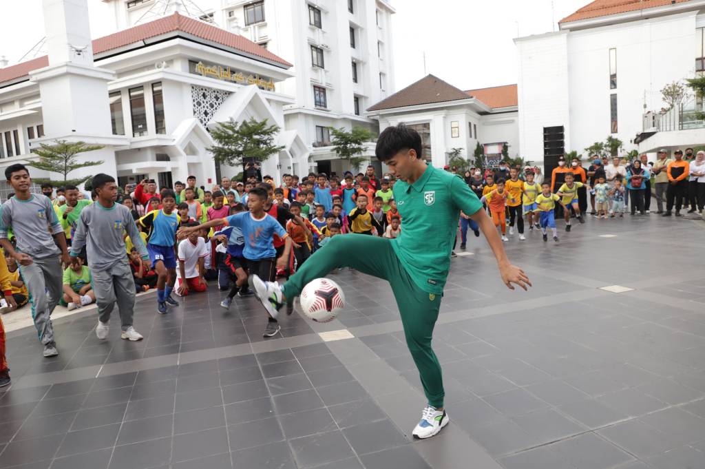 Pesta Bola Surabaya 2023 dengan menggelar coaching clinic hingga fun games di Alun-Alun Surabaya,