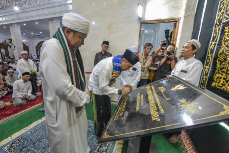 Wali Kota Surabaya Eri Cahyadi bersama Badan Amil Zakat Nasional (Baznas) Kota Surabaya