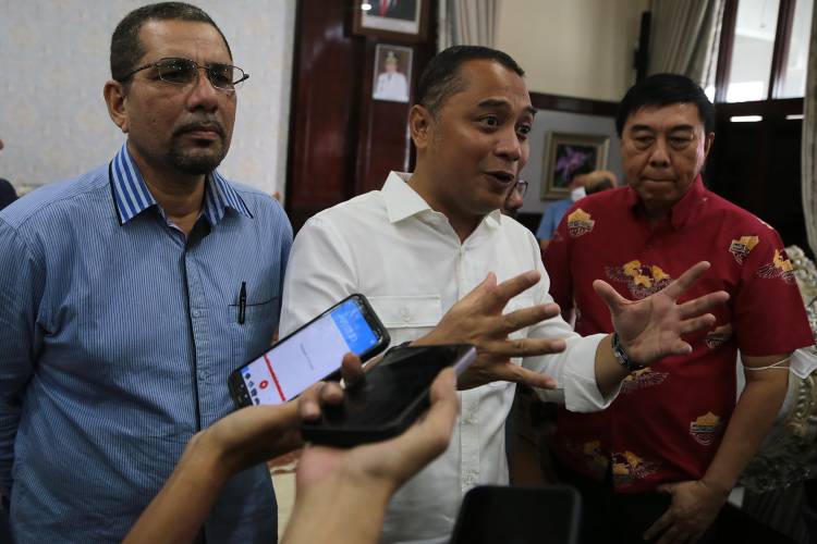 Wali kota Surabaya Eri Cahyadi bersama Pedagang pasar Turi 