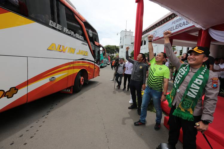 Wali kota Surabaya Eri melepas rombongan Bonek ke Semarang 