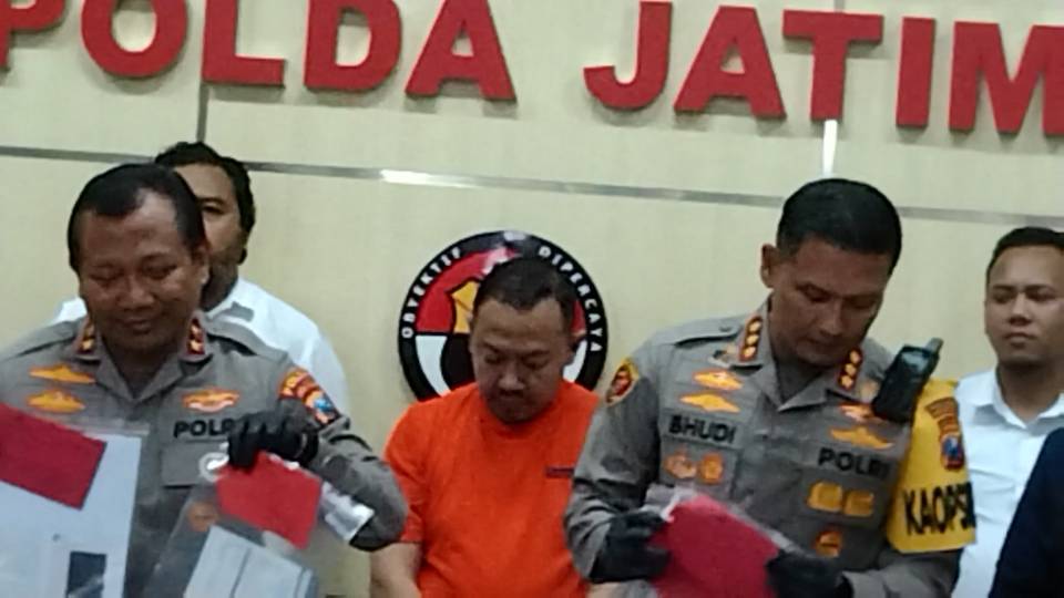 Kapolda Jatim Irjen Pol Toni Harmato pamerkan pelaku di Mapolda