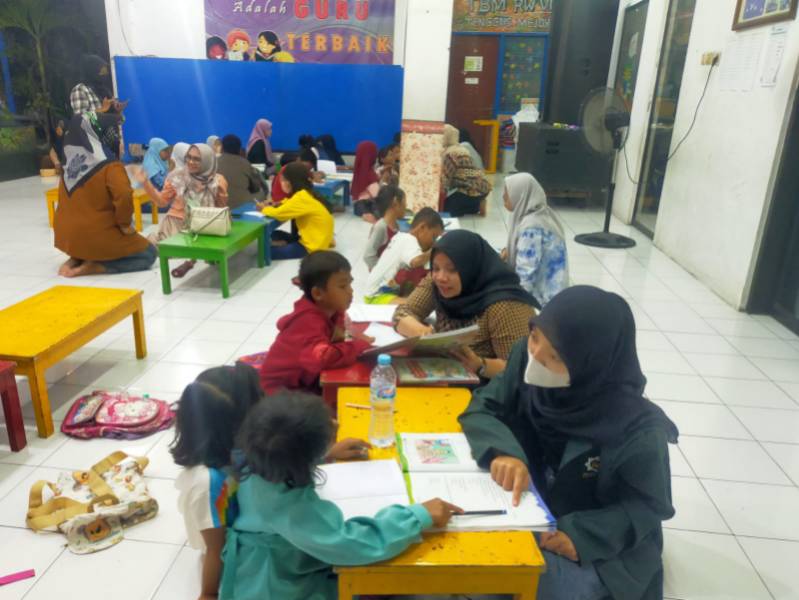 Anak anak Surabaya belajar ngaji bareng di balai RW