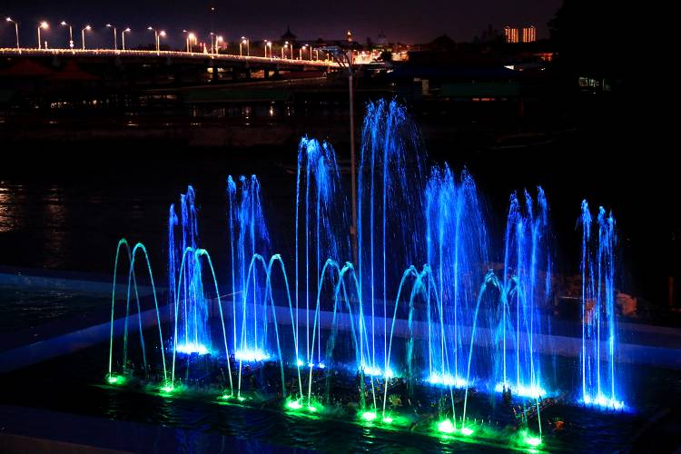 Wisata Air Mancur Menari di Jembatan Suroboyo