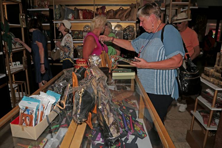 Wisman Kapal Pesiar Jelajahi Destinasi Wisata Surabaya