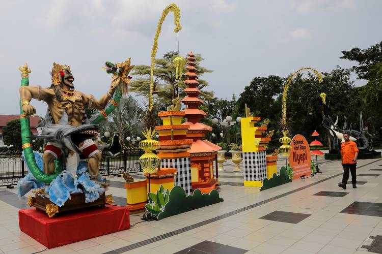 Ogoh Ogoh di di depan Balai kota Surabaya 