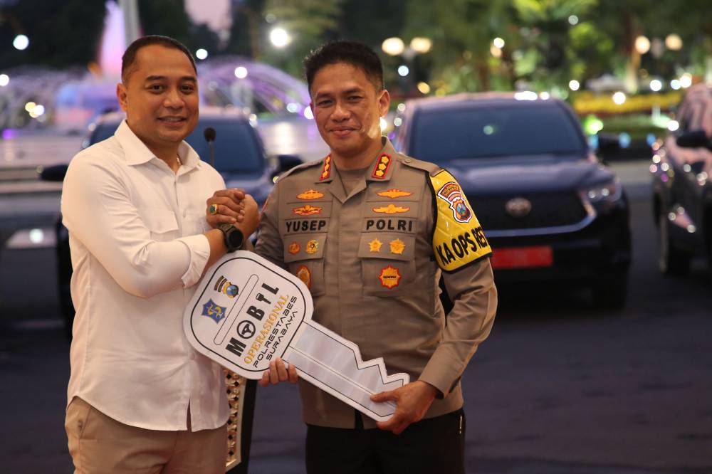 Penyerahan bantuan mobil dari walikota Surabaya 