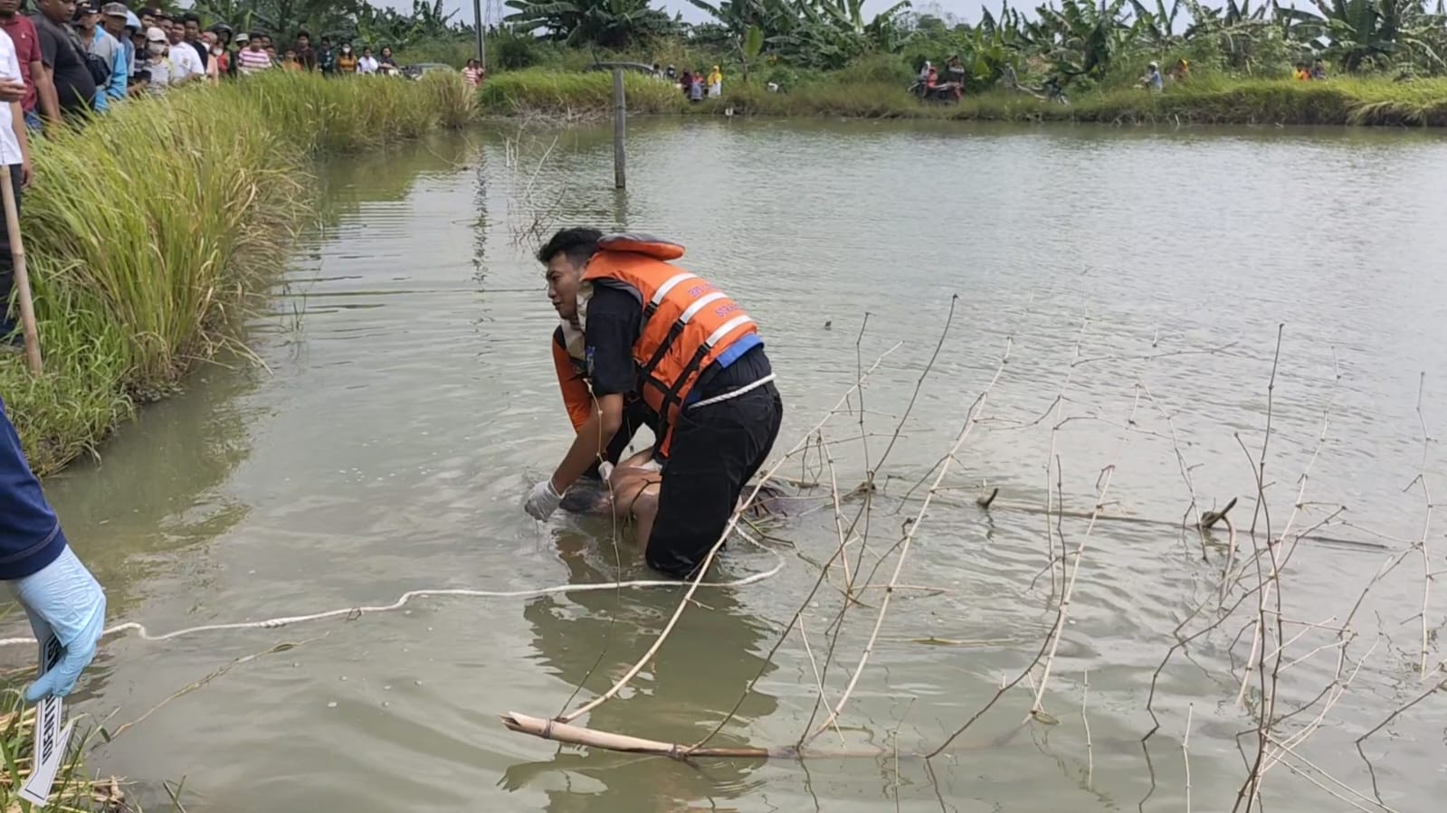 Korban saat dievakuasi oleh petugas 