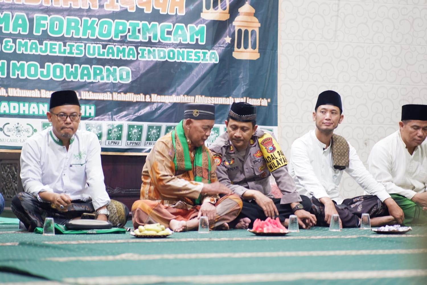 Caption, Foto Muspika Bersama MWC NU Mojowarno Gelar Safari Ramadhan