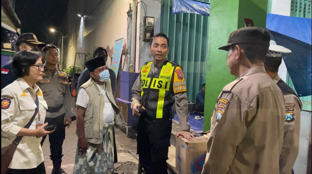 Penjual dan Puluhan Botol Miras Disita Polsek Simokerto