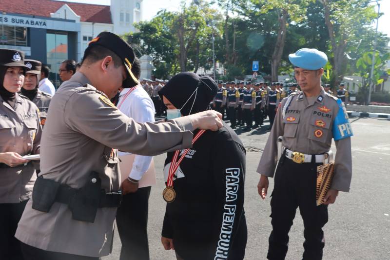Kapolrestabes Surabaya beri penghargaan anggota berprestasi
