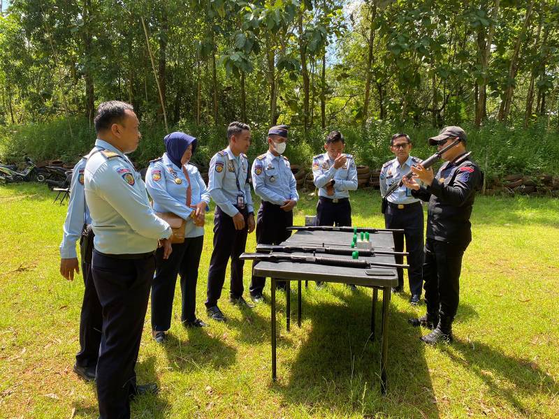 Uji Coba Senjata Miliki Lapas Narkotika Kelas IIA Pamekasan di Lapangan Tembak Satbrimob Pamekasan 