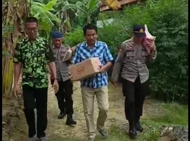 Anggota Polres Pamekasan mendapatkan kado dari seorang pencipta lagu