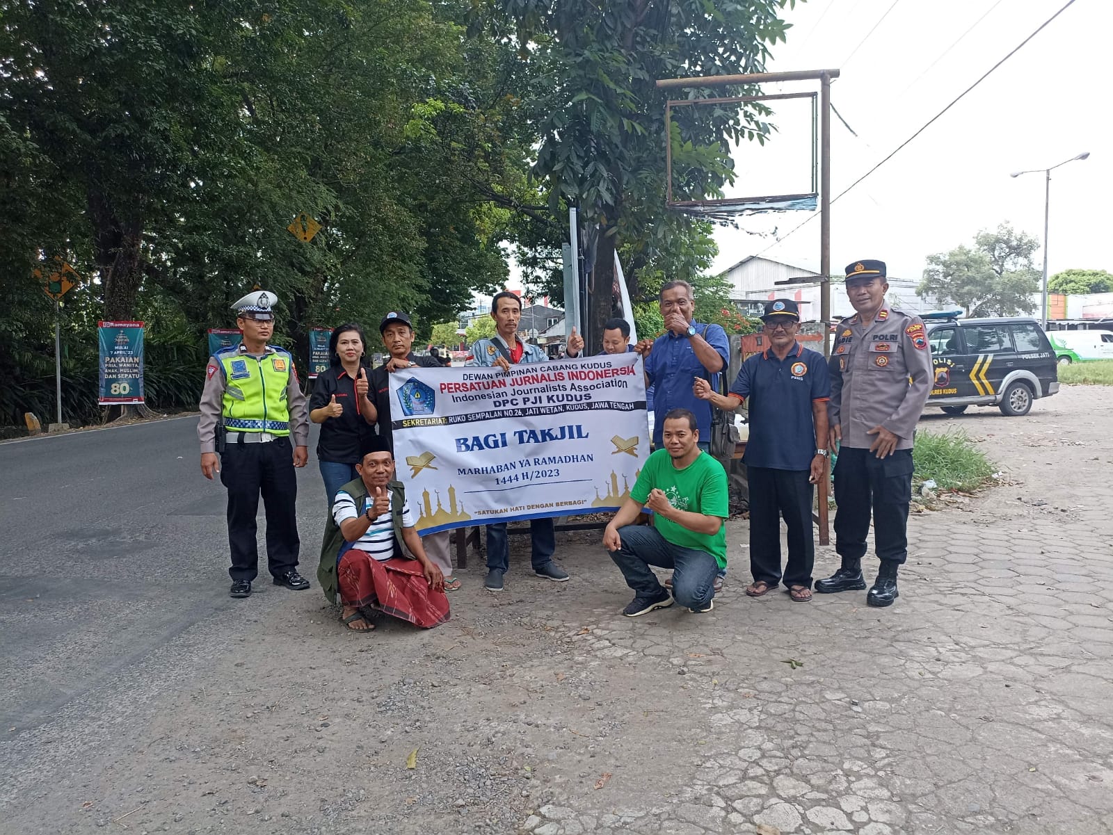 PJI Kudus bagikan ratusan Takjil para pengendara jalan