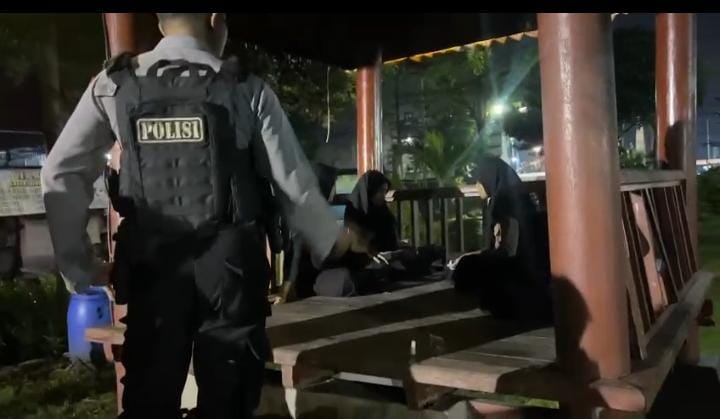 Penikmat arak Bali di Sampang 