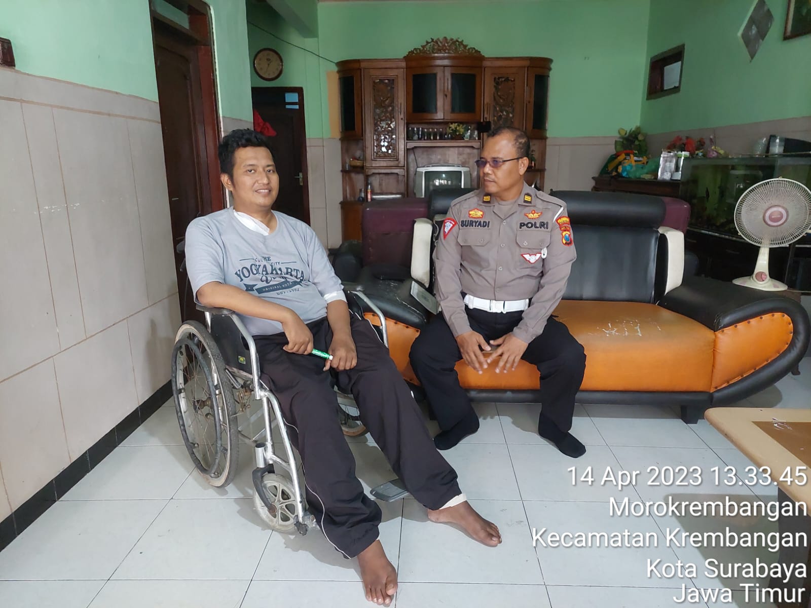 IPTU Suriyadi, SH., Kanit Laka Lantas Polrestabes Surabaya jenguk anggotanya yang sakit