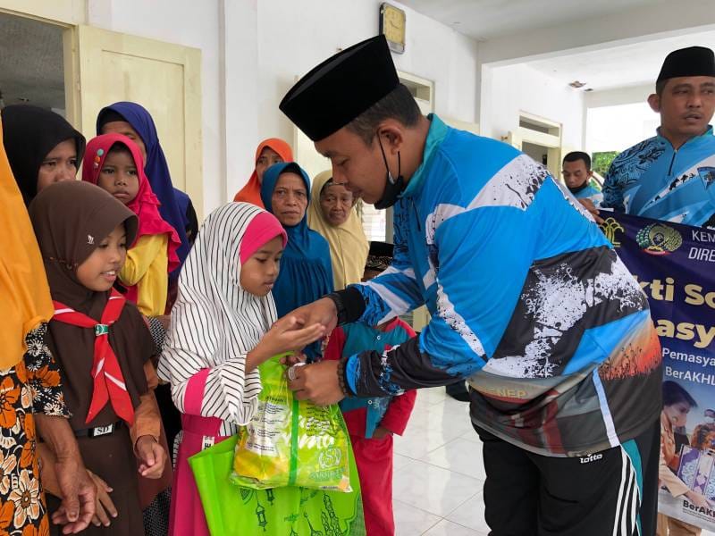 Rutan Sumenep bagikan paket sembako ke warga kurang mampu