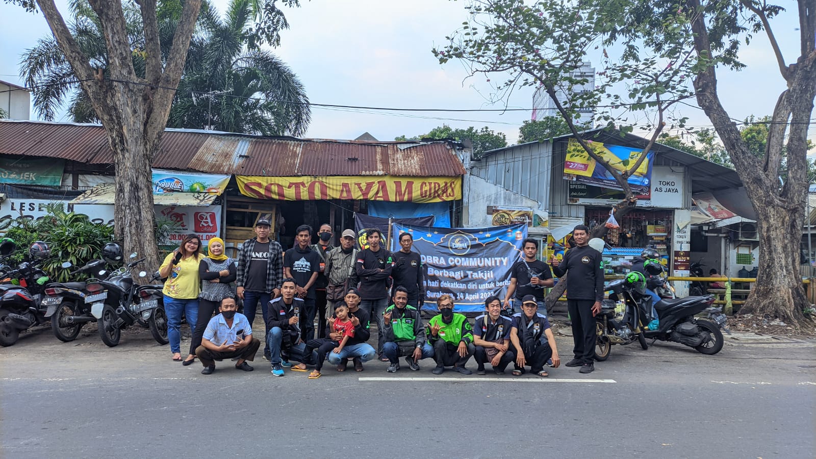 Komunitas cobra community bagikan takjil gratis 