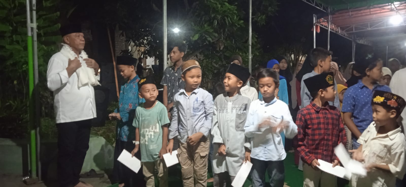 Kepala Desa Mojoduwur Kecamatan Mojowarno Kabupaten Jombang bersama warga,