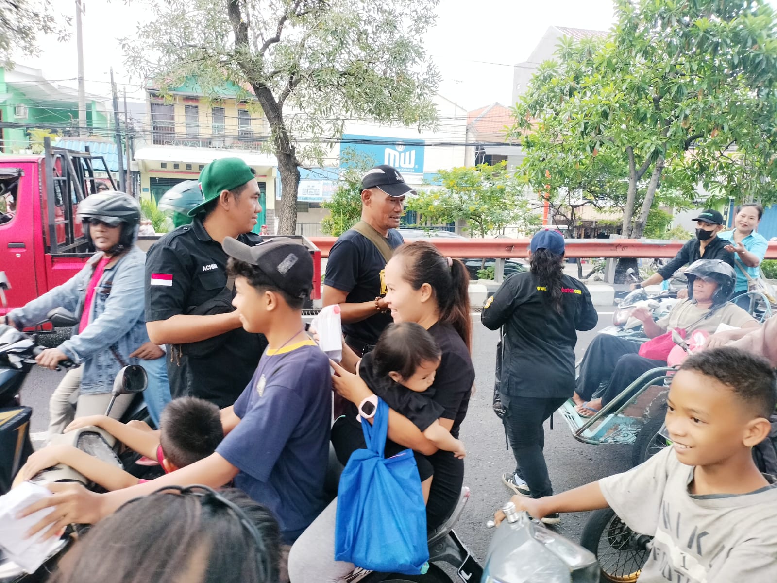 Media Liputanphatas, gelar bagikan takjil gratis