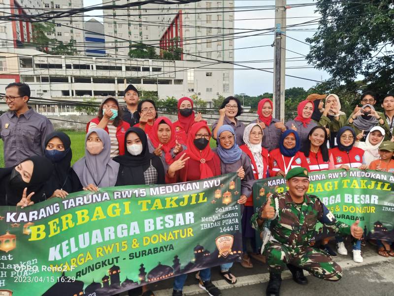 Warga Medayu Utara Bagikan Ribuan Takjil
