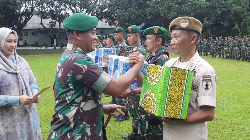 Kodim 0826 Pamekasan membagikan bingkisan kepada anggotanya