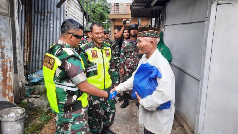 Dandim 0826 Pamekasan menyerahkan bantuan Bansos kepada Veteran dan Warakawuri