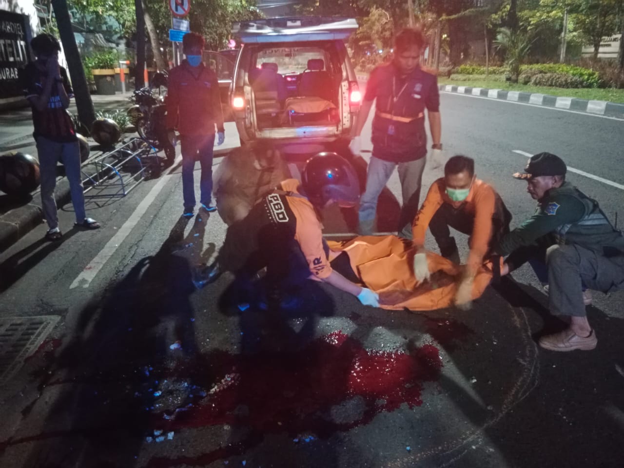 Korban mendapatkan penanganan medis di lokasi kejadian