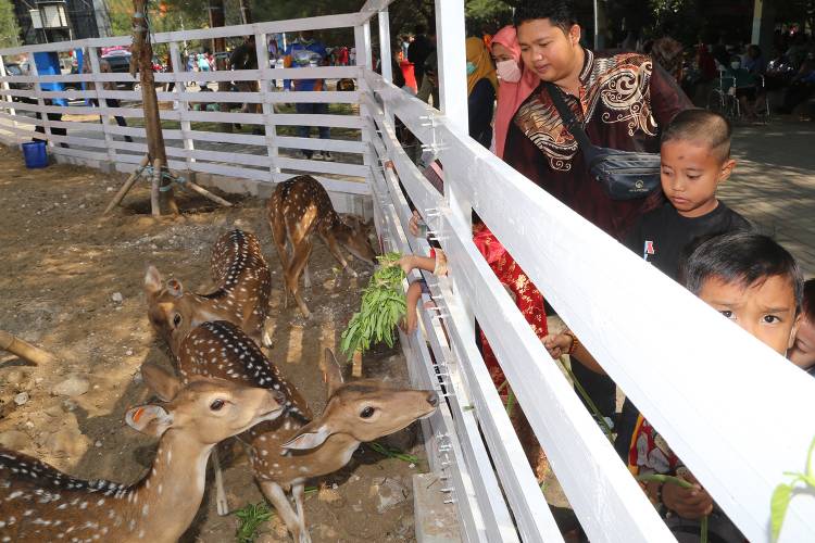 Wali Kota Eri juga mengimbau kepada masyarakat yang berwisata di Surabaya