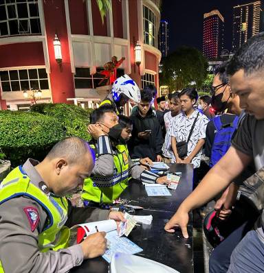 Razia Polisi Surabaya tindak knalpot brong