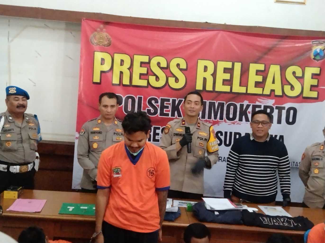 Tersangka penggelapan di Polsek Simokerto Surabaya
