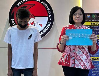 Tersangka didampingi petugas menunjukkan barang bukti