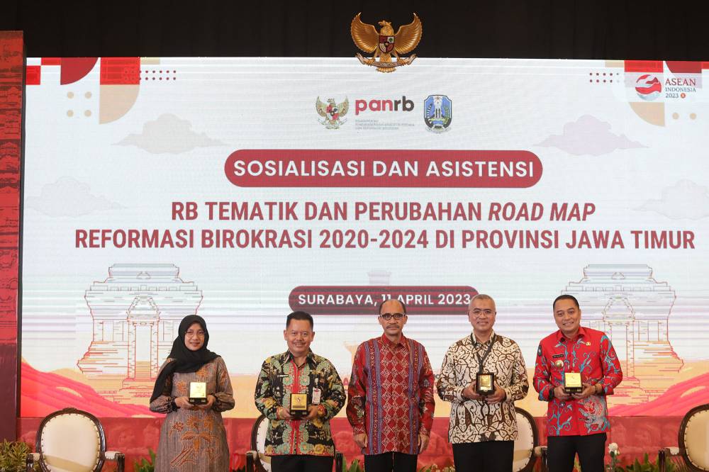 Wali Kota Eri saat menjadi salah satu pembicara dalam kegiatan “Sosialisasi dan Asistensi RB Tematik dan Perubahan Road Map Reformasi Birokrasi 2020-2024”.