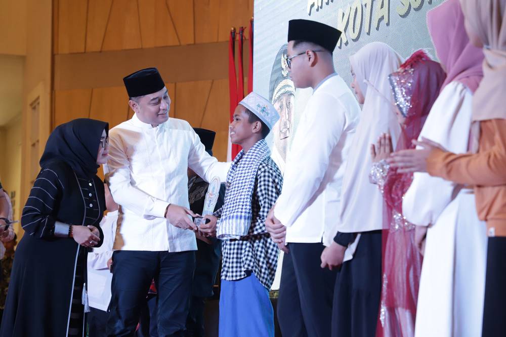 Wali Kota Surabaya Eri Cahyadi bersama Ketua Tim Penggerak (TP) PKK Kota Surabaya Rini Indriyani menyerahkan baksos secara simbolis, 
