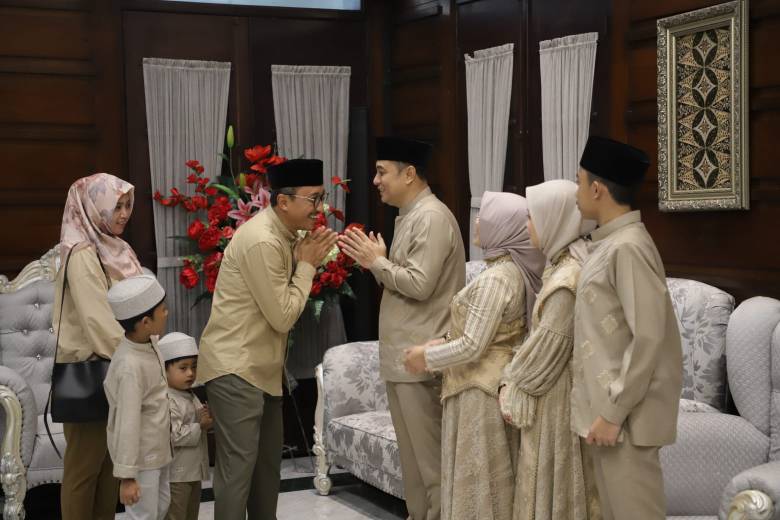 Wali kota Surabaya Eri menggelar open house halal bihalal di kediaman. 