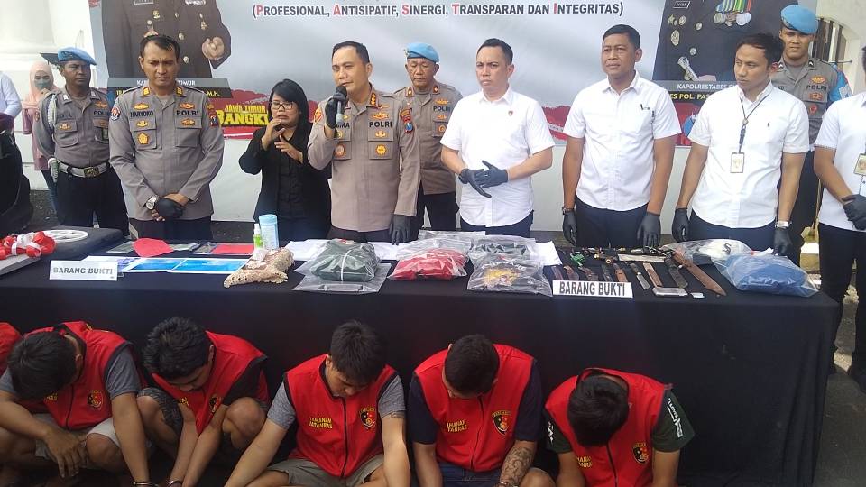 Kombes Pol Pasma Royce Kapolrestabes Surabaya pamerkan pelaku kejahatan