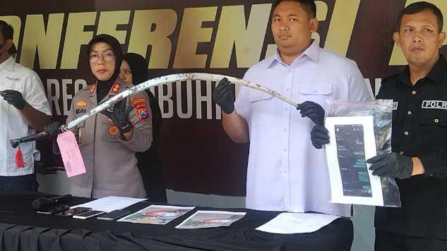 Kapolres Tanjung Perak dan Kasat Reskrim pamerkan barang bukti 