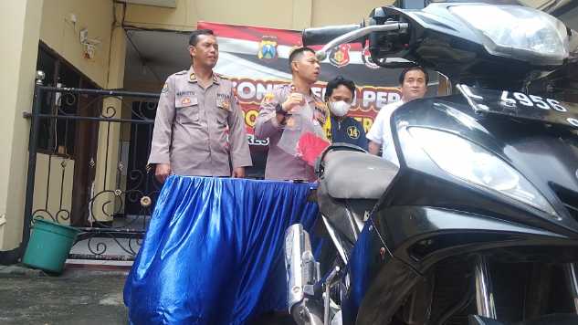 Kapolsek Kenjeran Kompol Ardi Purboyo pamerkan pelaku pencuri motor