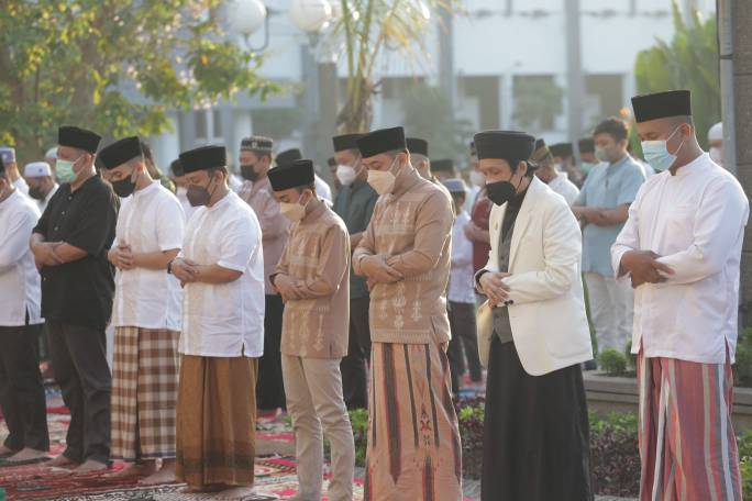 ilustrasi shalat id di taman surya 