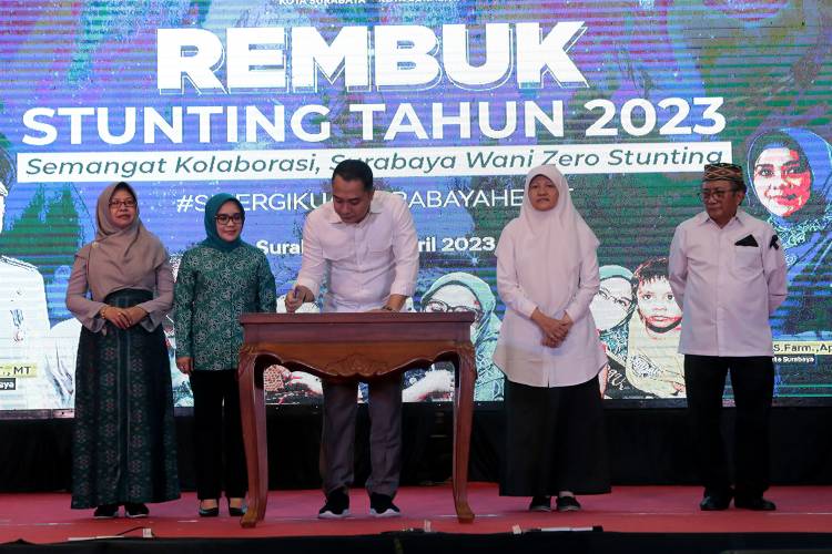 Wali Kota Surabaya Eri Cahyadi mengukuhkan 11 orang Tim Percepatan Penurunan Stunting
