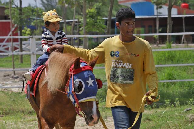 wisata Romokalisari Adventure Land buka setiap hari mulai pukul 08.00 hingga 16.00 WIB